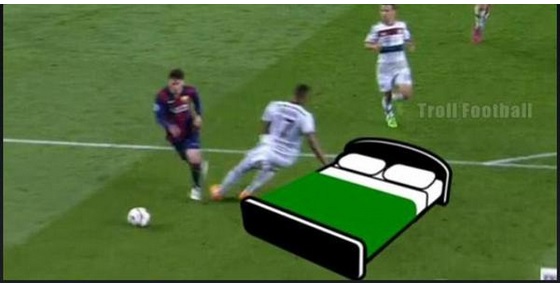 Meme-meme Lucu Jatuhnya Boateng di Camp Nou